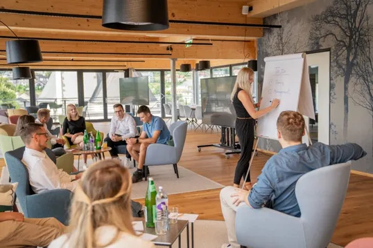 Seminargruppe bei der Arbeit am Flipchart